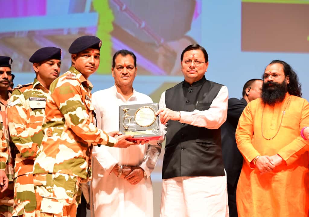 मुख्यमंत्री पुष्कर सिंह धामी ने आपदा में सहयोग वाले कर्मियों को सम्मानित किया